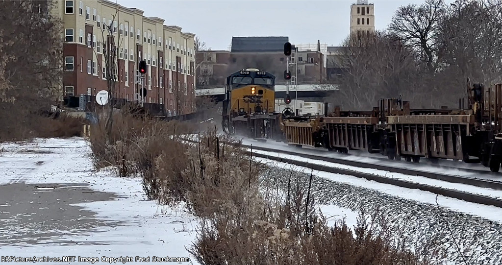 CSX 961 splits the Exchange St. signals.